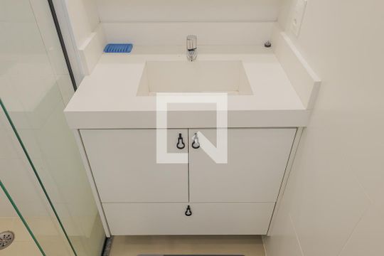 Banheiro de kitnet/studio para alugar com 1 quarto, 25m² em Pinheiros, São Paulo