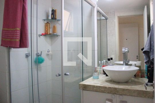 Banheiro da Suíte de apartamento à venda com 3 quartos, 58m² em Jardim Las Vegas, Guarulhos