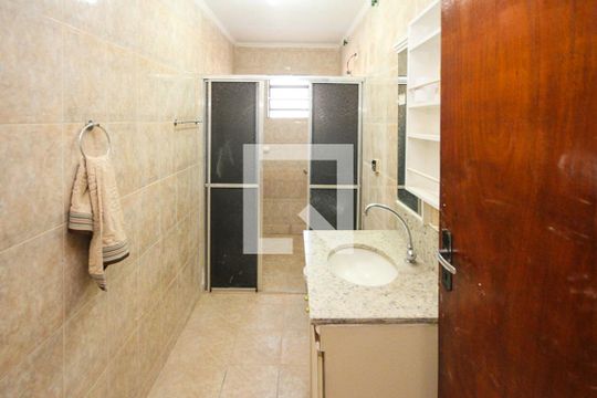 Banheiro de casa para alugar com 2 quartos, 135m² em Vila Antonieta, São Paulo