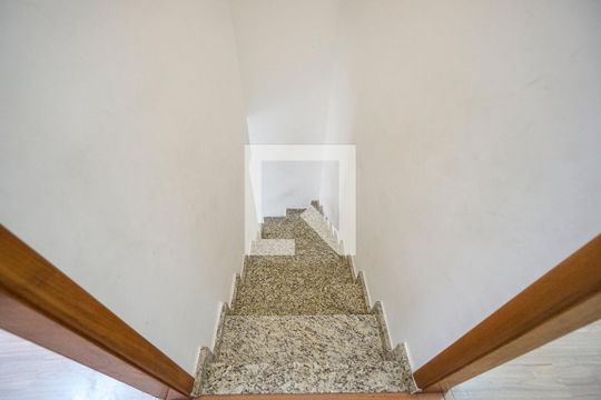 Escada de casa à venda com 2 quartos, 68m² em Vila Carrão, São Paulo