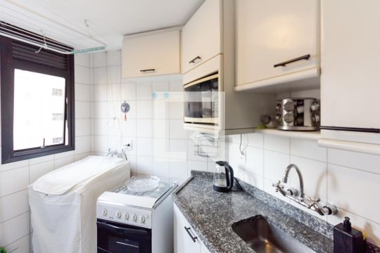 Cozinha de apartamento para alugar com 1 quarto, 40m² em Indianópolis, São Paulo