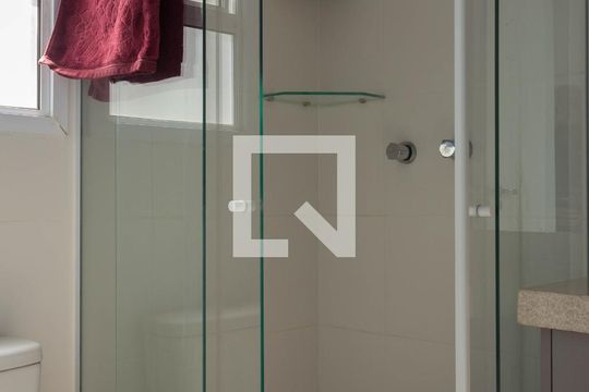 Banheiro da Suíte 1 de apartamento para alugar com 2 quartos, 57m² em Jardim Valdibia, São Bernardo do Campo