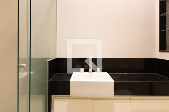 Banheiro da suíte 2 de apartamento para alugar com 2 quartos, 96m² em Lagoa, Rio de Janeiro
