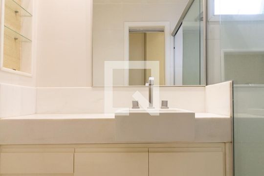 Banheiro da suíte 1 de apartamento para alugar com 2 quartos, 96m² em Lagoa, Rio de Janeiro