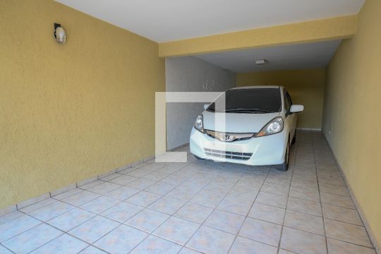 Garagem de casa à venda com 3 quartos, 216m² em Vila Liviero, São Paulo