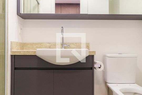 Banheiro de kitnet/studio para alugar com 0 quarto, 24m² em Campo Belo, São Paulo