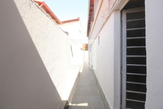 Lateral da casa  de casa à venda com 5 quartos, 350m² em Coqueiros, Belo Horizonte