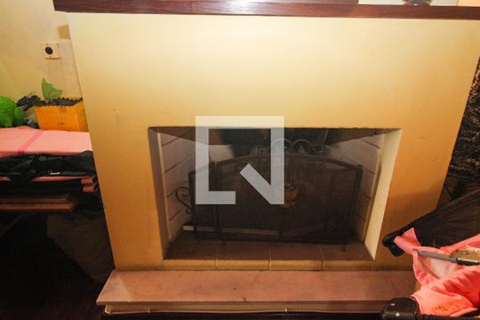 Detalhe da Sala 2 - Lareira de casa à venda com 3 quartos, 350m² em Partenon, Porto Alegre