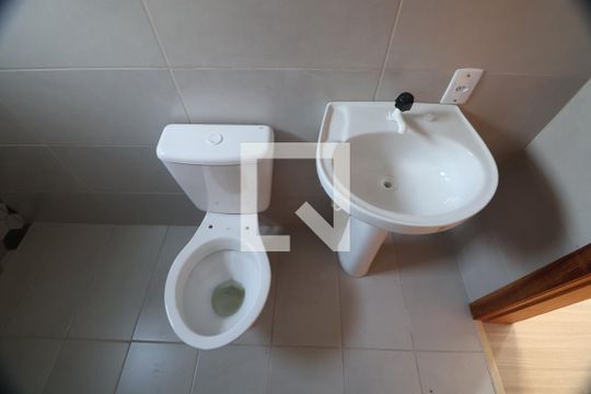 Banheiro de casa de condomínio à venda com 2 quartos, 149m² em São José, Canoas