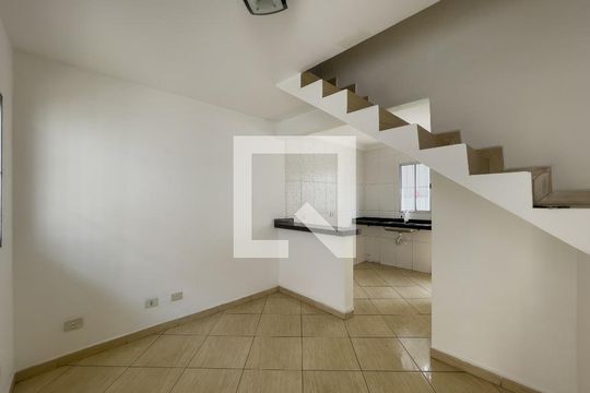 Sala e Cozinha de casa de condomínio para alugar com 2 quartos, 110m² em Parque Santa Rita, São Paulo