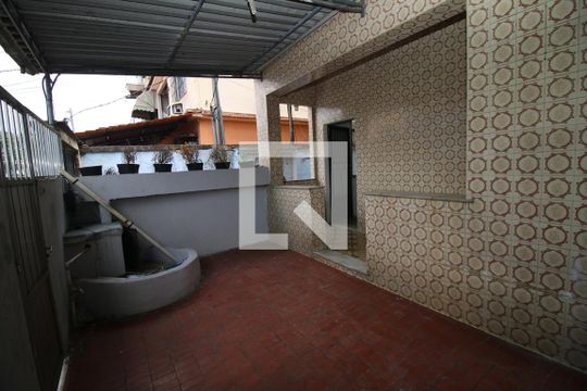 Quintal e garagem de casa à venda com 2 quartos, 80m² em Jardim América, Rio de Janeiro