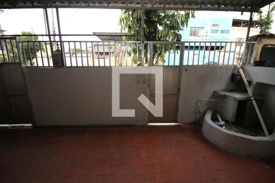 Quintal e garagem de casa à venda com 2 quartos, 80m² em Jardim América, Rio de Janeiro