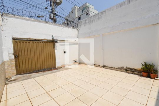 Garagem de casa à venda com 3 quartos, 183m² em Goiânia, Belo Horizonte