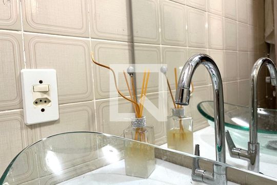 Banheiro  de apartamento à venda com 1 quarto, 47m² em Vila Guarani, São Paulo