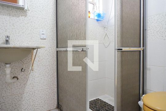 Banheiro de apartamento à venda com 2 quartos, 64m² em Rubem Berta, Porto Alegre