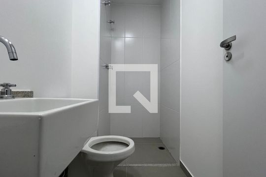Banheiro de kitnet/studio para alugar com 1 quarto, 26m² em Pinheiros, São Paulo
