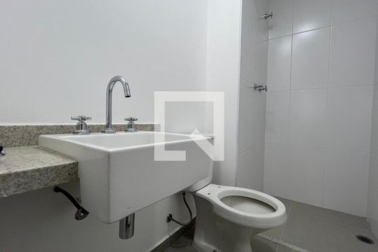 Banheiro de kitnet/studio para alugar com 1 quarto, 26m² em Pinheiros, São Paulo