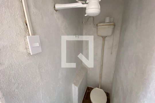 Banheiro de kitnet/studio para alugar com 1 quarto, 13m² em Pilares, Rio de Janeiro