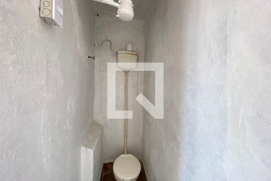 Banheiro de kitnet/studio para alugar com 1 quarto, 13m² em Pilares, Rio de Janeiro