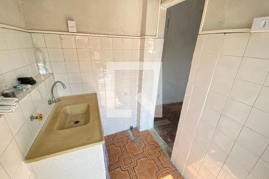 Cozinha de kitnet/studio para alugar com 1 quarto, 13m² em Pilares, Rio de Janeiro