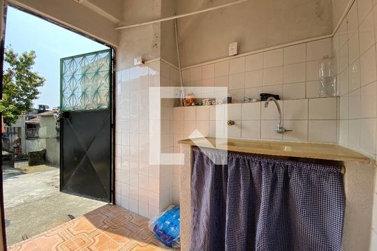 Cozinha de kitnet/studio para alugar com 1 quarto, 13m² em Pilares, Rio de Janeiro