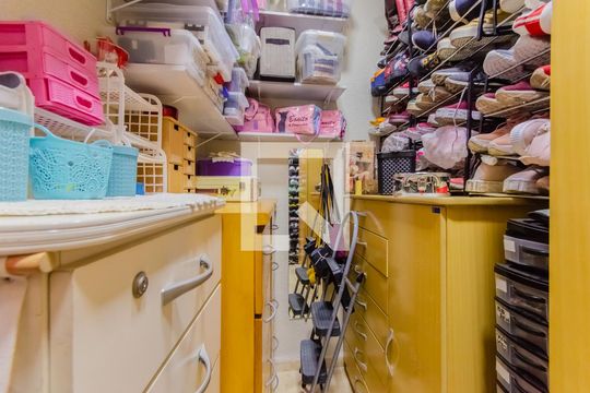 Closet da suíte 1 Casa 1 de casa de condomínio à venda com 6 quartos, 254m² em Cambuci, São Paulo