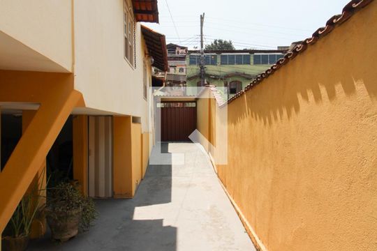 Garagem de casa à venda com 3 quartos, 400m² em Santa Maria, Belo Horizonte