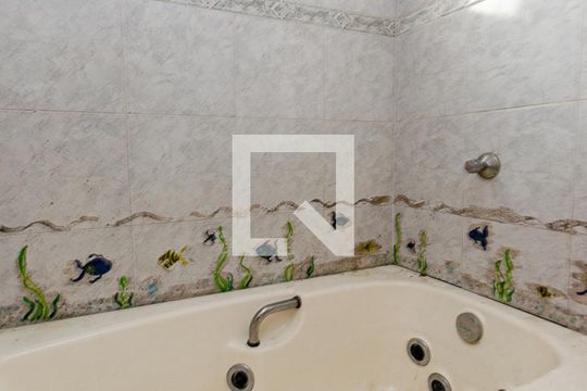 Banheiro da Suite externa de casa à venda com 2 quartos, 140m² em Santa Rosa, Niterói