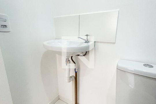 Banheiro de apartamento para alugar com 2 quartos, 38m² em Guarapiranga, São Paulo
