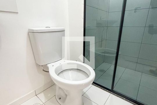 Banheiro de apartamento para alugar com 2 quartos, 38m² em Guarapiranga, São Paulo