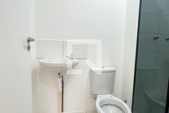 Banheiro de apartamento para alugar com 2 quartos, 38m² em Guarapiranga, São Paulo