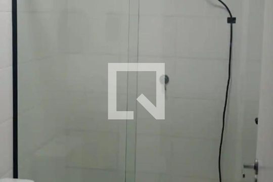 Banheiro de apartamento à venda com 2 quartos, 33m² em Jardim Itacolomi, São Paulo