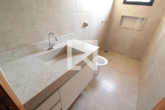 Banheiro da Suíte 1 de casa de condomínio para alugar com 4 quartos, 232m² em Granja Marileusa, Uberlândia