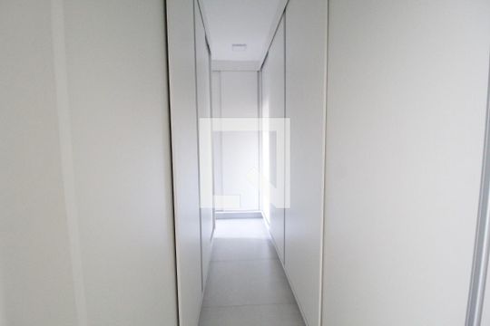 Closet da suíte 4 de casa de condomínio para alugar com 4 quartos, 232m² em Granja Marileusa, Uberlândia
