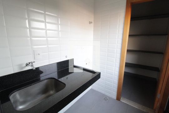 Área de Serviço de casa de condomínio para alugar com 4 quartos, 232m² em Granja Marileusa, Uberlândia