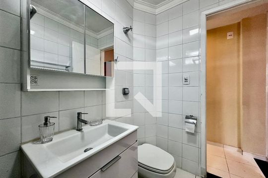 Banheiro de apartamento para alugar com 1 quarto, 43m² em Alto da Boa Vista, São Paulo