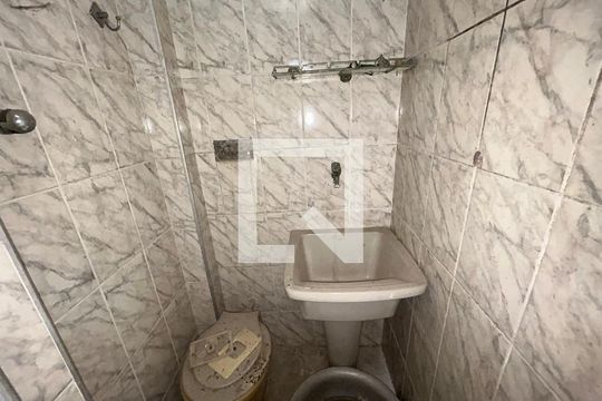 Banheiro e área de serviço de apartamento para alugar com 2 quartos, 70m² em Cascadura, Rio de Janeiro