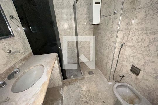 Banheiro de apartamento para alugar com 2 quartos, 70m² em Cascadura, Rio de Janeiro