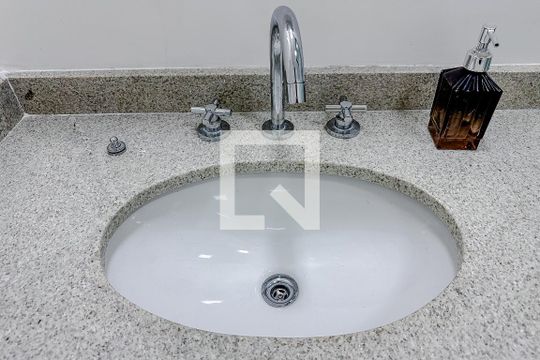 Banheiro de apartamento à venda com 1 quarto, 21m² em Ipiranga, São Paulo