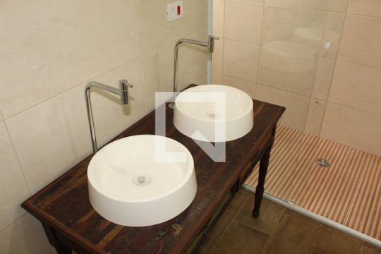Banheiro da Suíte de casa de condomínio para alugar com 3 quartos, 160m² em Chácara Canta Galo, Cotia
