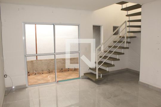 Casa de Condomínio para alugar com 3 quartos, 160m² em Chácara Canta Galo, Cotia