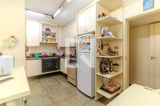Cozinha de apartamento para alugar com 3 quartos, 220m² em Higienópolis, São Paulo