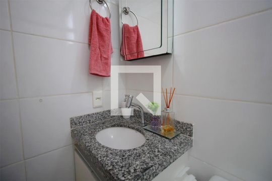 Banheiro de apartamento à venda com 3 quartos, 60m² em Fernão Dias, Belo Horizonte
