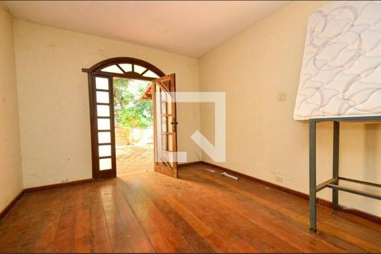 Sala de casa à venda com 3 quartos, 150m² em Santa Efigênia, Belo Horizonte