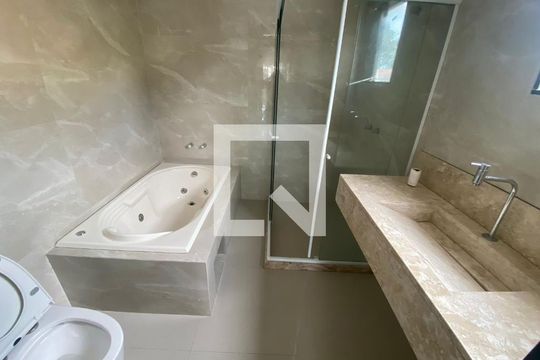 Banheiro de casa de condomínio à venda com 6 quartos, 200m² em Vargem Grande, Rio de Janeiro