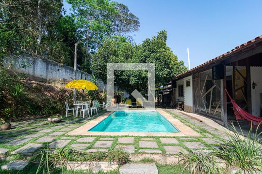 Quintal de casa à venda com 5 quartos, 300m² em Itaipu, Niterói