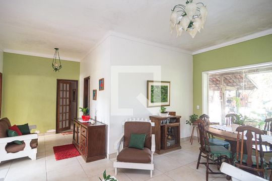 Sala de casa à venda com 5 quartos, 300m² em Itaipu, Niterói