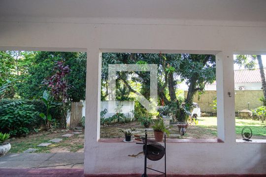 Sala vista de casa à venda com 5 quartos, 300m² em Itaipu, Niterói
