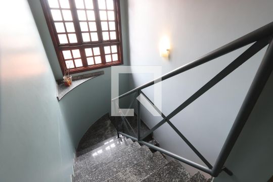 Escadas de casa à venda com 5 quartos, 325m² em Sítio da Figueira, São Paulo