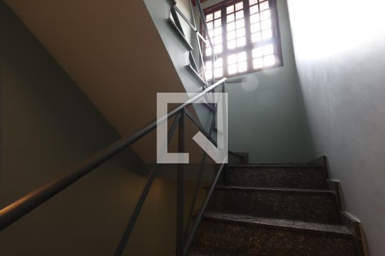 Escadas de casa à venda com 5 quartos, 325m² em Sítio da Figueira, São Paulo